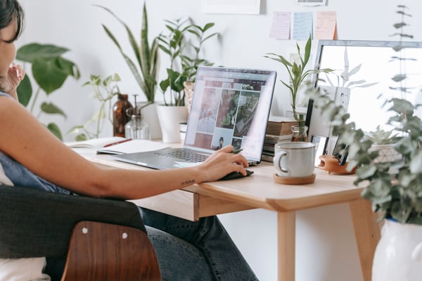 How to Auto-Enroll Associated Contacts from Deals into Sequences